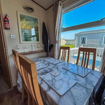 Stunning 6 Berth Caravan With Decking At Southview Holiday Park Ref 33175V สเกคเนส ภายนอก รูปภาพ