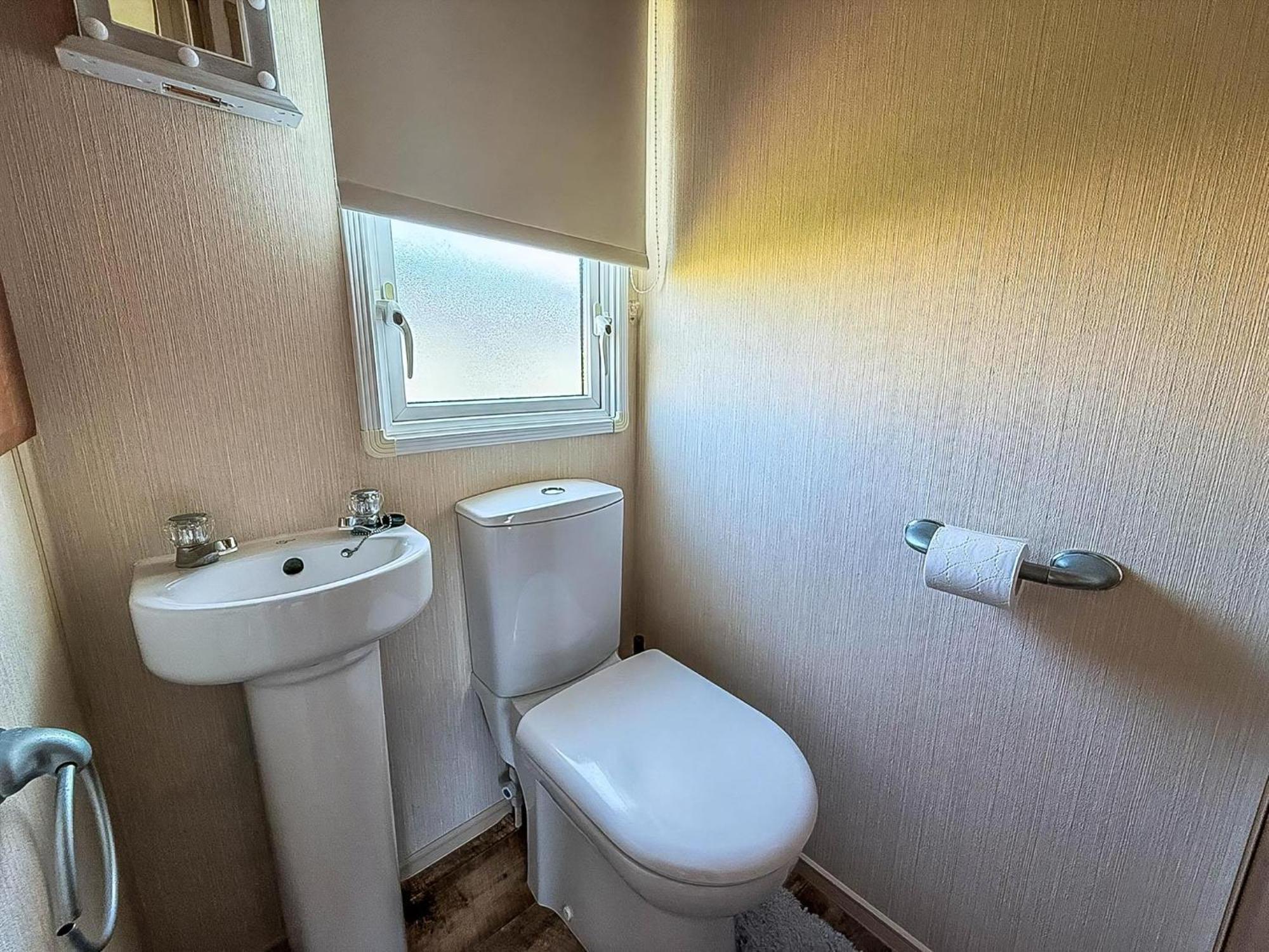 Stunning 6 Berth Caravan With Decking At Southview Holiday Park Ref 33175V สเกคเนส ภายนอก รูปภาพ